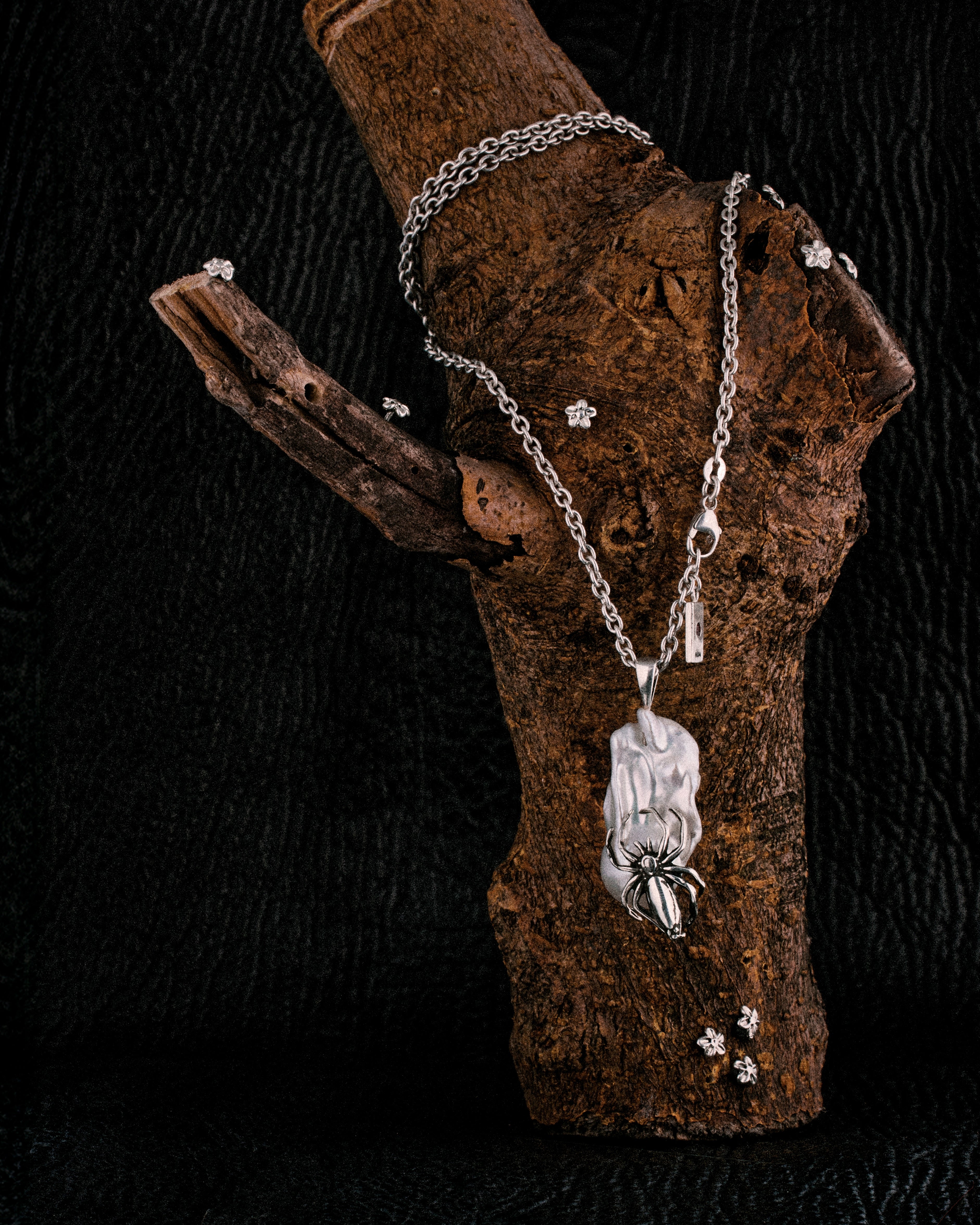 Spider on Baroque Pearl